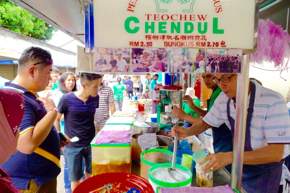 The famous Teochew chendul stall swells with thirsty tourists and locals beating the heat