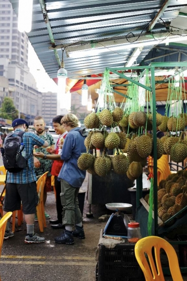Nikmati durian, raja buah-buahan bila berada di Kampung Bharu