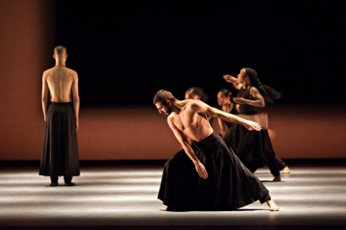 Kaash mixes contemporary dance with Kathak; Photo © Jean Louis Fernandez 