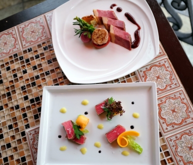 Beef and tuna dishes at Casa del Rio