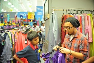 Volunteers take the children shopping two weeks before Hari Raya